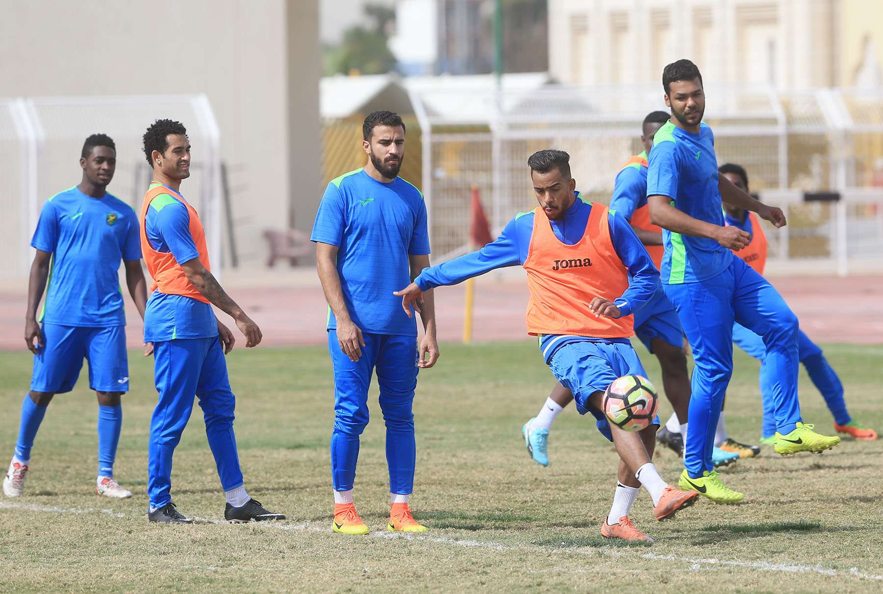 • الخليج ينهي تحضيراته لمواجهة جدة بتدريب صباحي  • 10 جوائز و20 هدية للعوائل الأولى التي ستحضر لمواجهة الخليج مع جدة