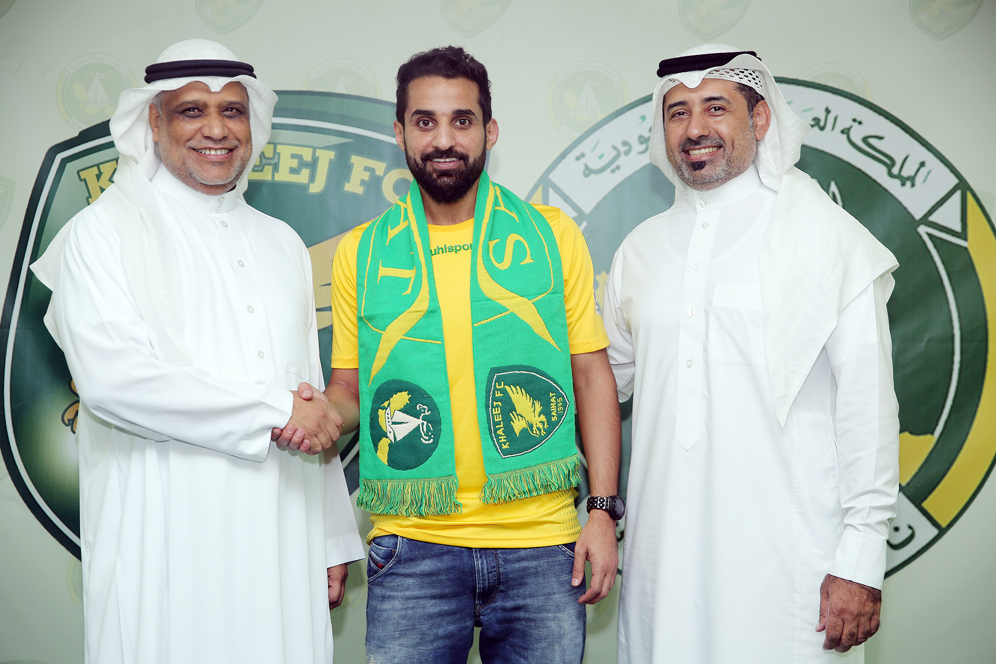 الخليج يدعم دفاعه بالتوقيع رسمياً مع الحربي وبخاري في صفقة انتقال حر